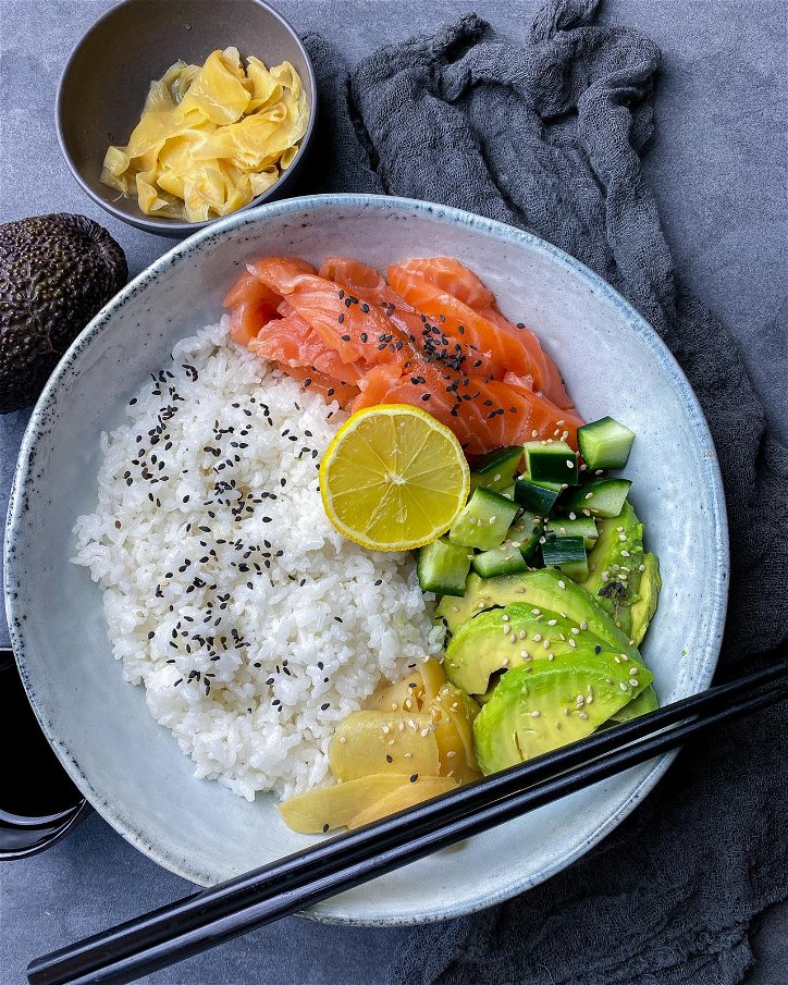 Rezept für Sushi Bowl mit Lachs und Avocado