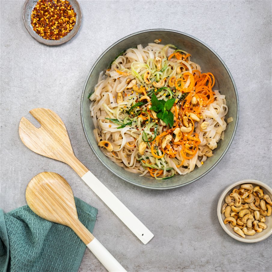 Rezept für Reisnudel-Sesam Salat | REISHUNGER